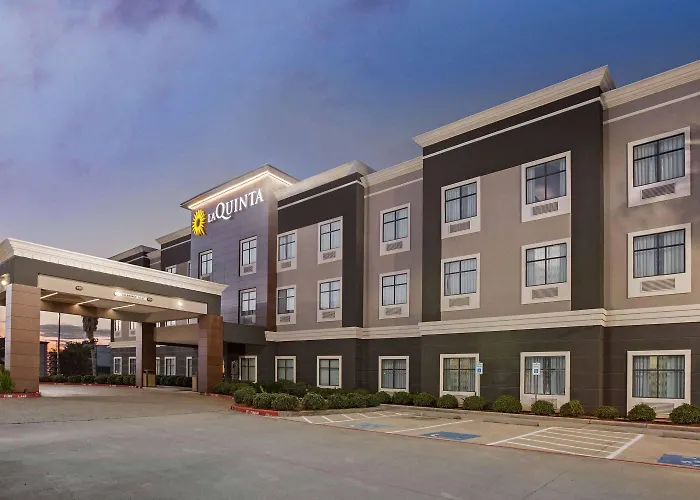 Best Hotels Near Pasadena Convention Center